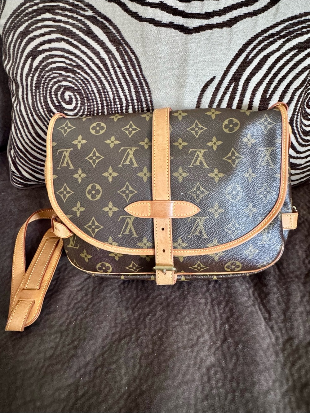 Authentic Louis Vuitton Saumur 30 Crossbody - Picture 2 of 16